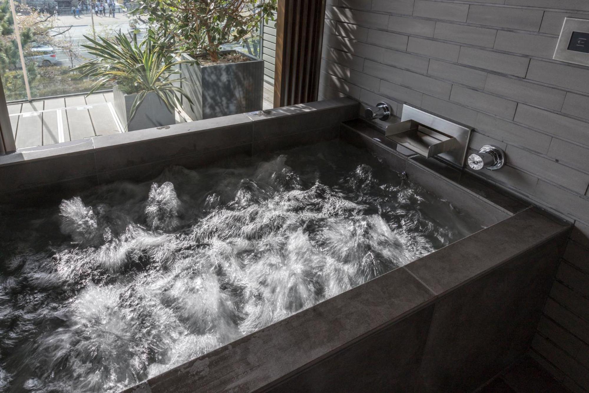 โรงแรมคานาตะ 4*